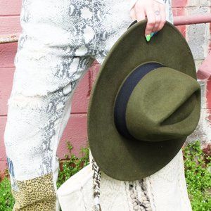 OLIVE STIFF BRIM HAT